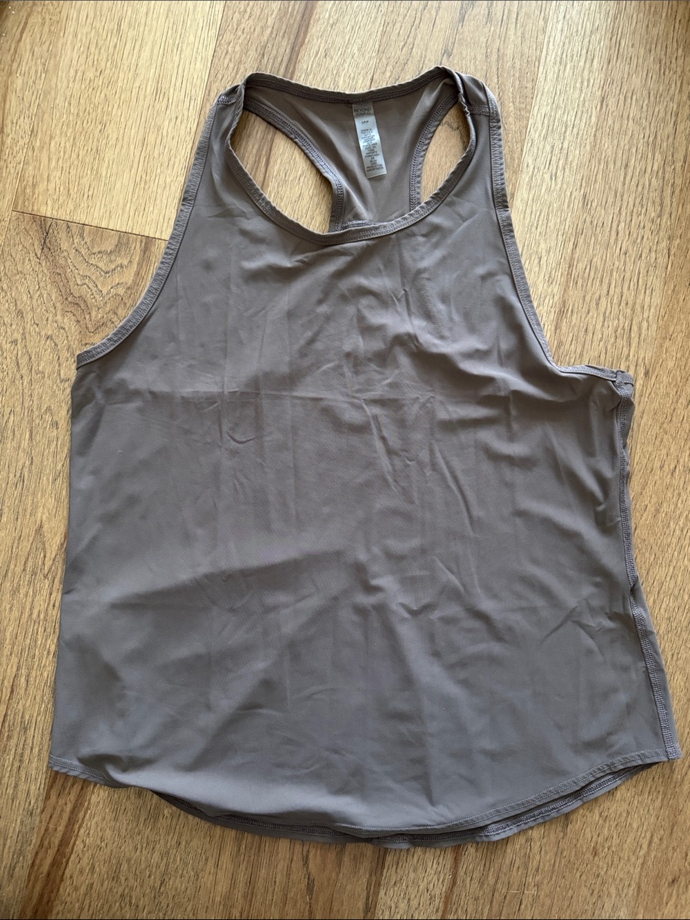 Beyond Yoga POWERBEYOND™ Lite Resilient Tank in dune, size small
